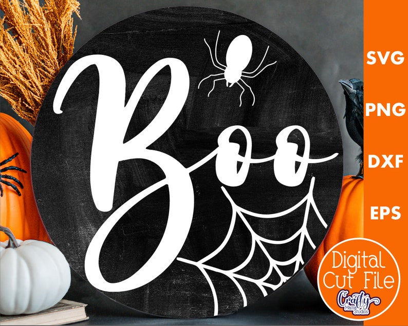 K&ouml;nnte beinhalten: Eine digitale Schnittdatei in Schwarzwei&szlig; mit dem Wort "Boo", einer Spinne und einem Spinnennetz. Das Design ist perfekt f&uuml;r Halloween-Bastelarbeiten und Dekorationen.