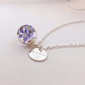 Colgante con grabado de nomeolvides y placa de dijes personalizada única