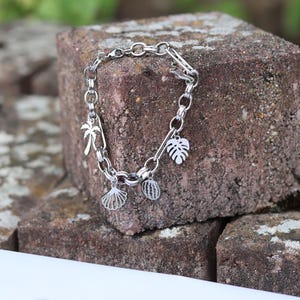 Pulsera con dijes de plata y selección de dijes