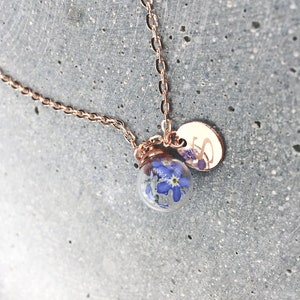Colgante de nomeolvides grabado en oro rosa, personalizado de forma única