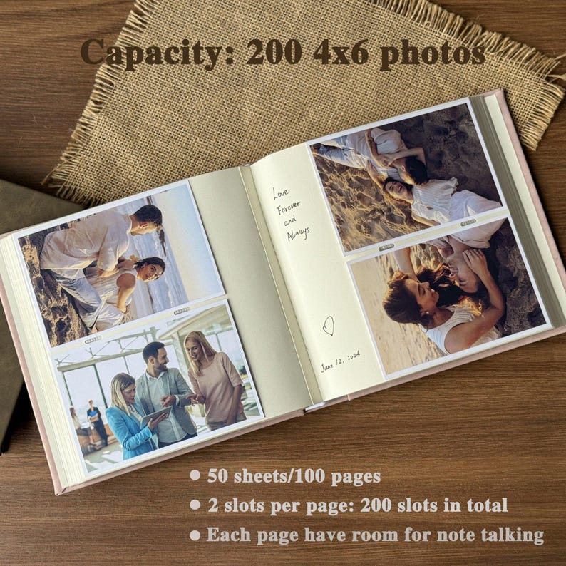 Peut inclure: Album photo rose ouvert avec des photos et du texte manuscrit. L'album a une capacit&eacute; de 200 photos 4x6. Le texte sur la page indique "Love Forever and Always" et "June 12, 2016". L'album contient 50 feuilles/100 pages, 2 emplacements par page et de la place pour les notes.