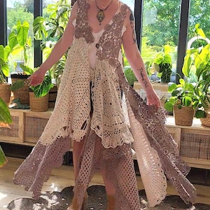 手作りのアンティーククロシェ編みのプレースマットと刺繍入りのアンティークコットンをパッチワークしたボヘミアン着物、スティーヴィー・ニックス風、フェスティバル衣装。