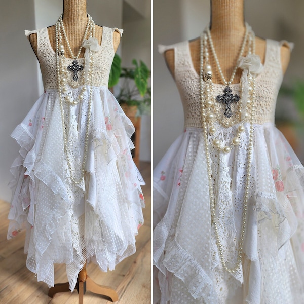 Boho-Kleid aus gehäkelter und recycelter Vintage-Spitze, Hippie-Zigeunerkleid mit Rüschenrüschen, Stevie Nicks-Stil, Festival-Outfit.