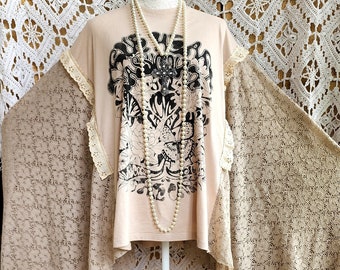 Boho-Poncho aus recycelter Vintage-Spitze, übergroßes T-Shirt mit Blumen und Schmetterlingen im Hippie-Zigeunerstil, Festival- und Konzert-Outfit.