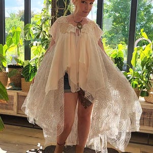 リサイクルされたヴィンテージ レースを使用した手作りのアンティーク クロシェ ボヘミアン着物、ボヘミアン ヒッピー ジプシー フェスティバル コート、スティーヴィー ニックス スタイル。