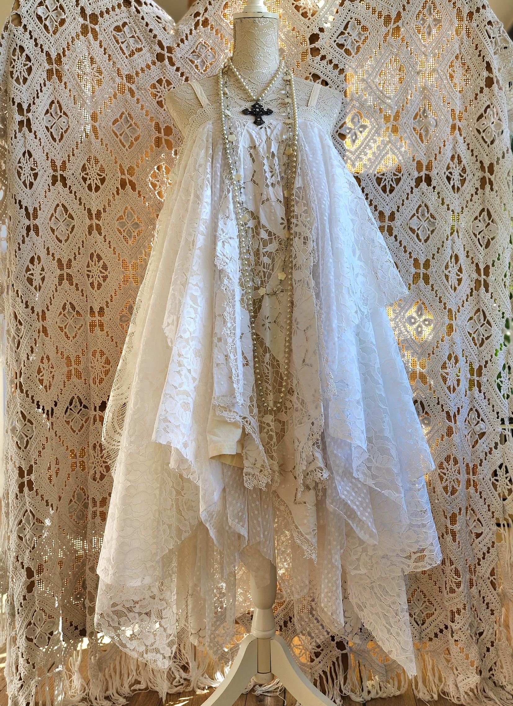 ビスクのボディ 白いレースドレスとスカート、ウィッグ【ビンテージ】 ビスクのボディ 白いレースドレスとスカート、ウィッグ【ビンテージ