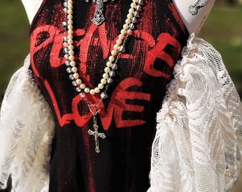 Bohemian rock top in vintage recycled lace and 80s Peace and Love glitter T-shirt, Stevie Nicks style, Rock concert and festival clothing.