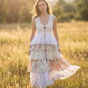 リサイクルレースとビンテージコットンを使用したボヘミアン風着物、フリルのついたベスト、スティーヴィー・ニックス風、ヒッピー・ジプシー風のフェスティバル衣装。