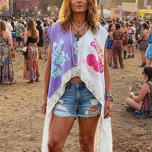 Top Bohème Rock oversize "Good Vibes" en tissus vintage recyclés, T-shirt Poncho Style Stevie Nicks, Tenue de festival et de concert.
