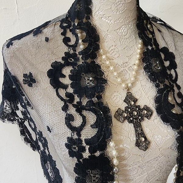 Antique Mantilla in Calais-Caudry lace, Shoulder covers in fine French lace, Old shawl made in France.