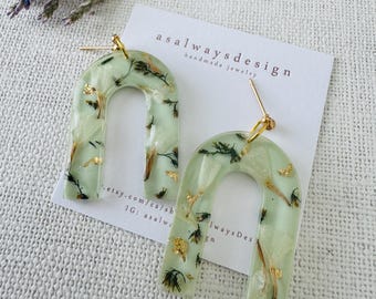 Pendientes colgantes de resina con flores naturales, joyería botánica con motivos de nomeolvides.