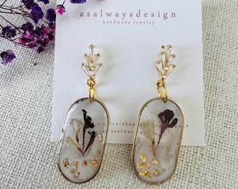Pendientes colgantes de resina con flores prensadas reales, joyería botánica inspirada en la naturaleza, detalles en latón.