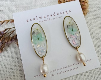 Pendientes colgantes de resina con flores naturales, joyería botánica inspirada en la naturaleza, latón y acero inoxidable.