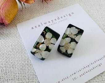 Pendientes de flores navideñas: Pendientes de resina con diseño floral