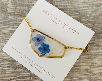 Collar con colgante de resina floral prensada – Joyería hecha a mano, collar nomeolvides