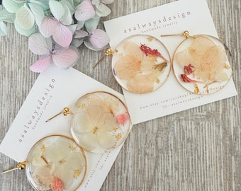 Pendientes artesanales de resina con flores naturales, joyería floral de latón