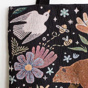 Bolsa de tapiz: Tote con animales del bosque, adorable y oscuro estilo kawaii, tejido cottagecore, con diseño de oso mapache, ideal para compras en el mercado, regalo para maestras y damas de honor.