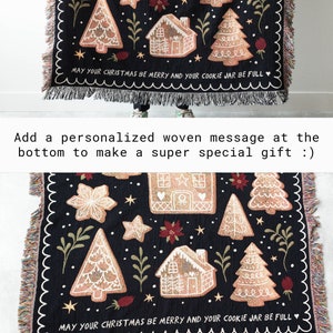 K&ouml;nnte beinhalten: Schwarze gewebte Wurfdecke mit Weihnachtsmotiv mit Lebkuchenh&auml;usern, Sternen und B&auml;umen. Die Decke hat einen Fransenrand und der Text "May your Christmas be merry and your cookie jar be full" ist in den unteren Rand eingewebt.