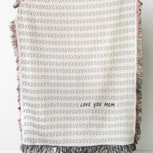 XOXO Personalized Blanket Gift: Custom Name Woven Cotton Throw, Christmas Gift for Mom, Dad, Grandparents, Husband or Wife image 3