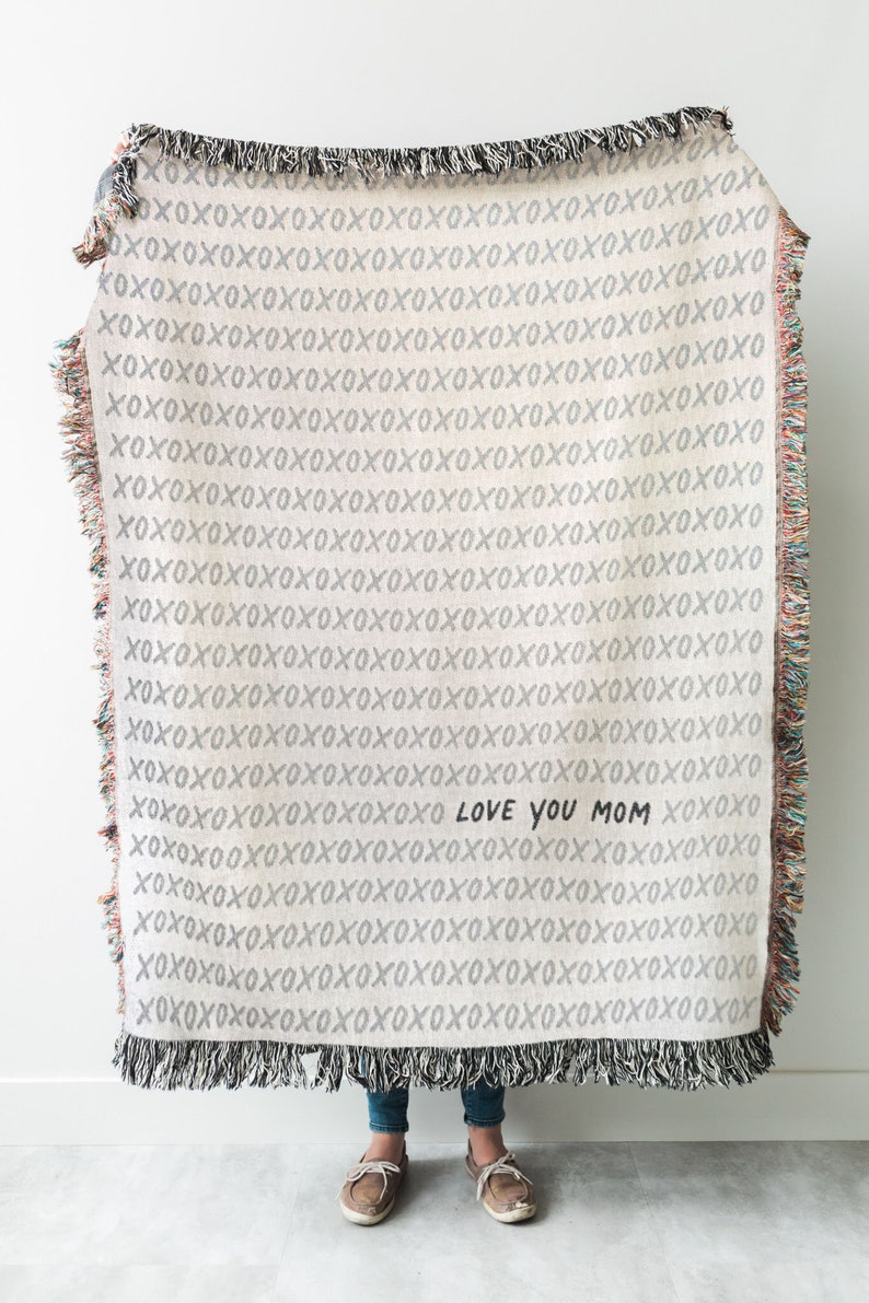 XOXO Personalized Blanket Gift: Custom Name Woven Cotton Throw, Christmas Gift for Mom, Dad, Grandparents, Husband or Wife image 3