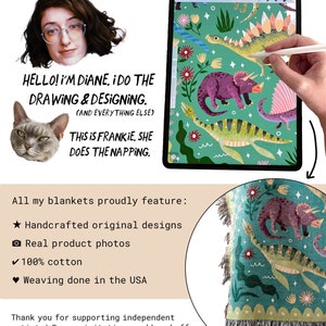 K&ouml;nnte beinhalten: Eine gr&uuml;ne gewebte Wolldecke mit einem Dinosaurier- und Blumenmuster. Die Decke besteht aus 100 % Baumwolle und ist in den USA gewebt. Der Text auf dem Bild lautet "Frankie print co" und "HELLO! I'M DIANE. I DO THE DRAWING & DESIGNING. (AND EVERYTHING ELSE) THIS IS FRANKIE, SHE DOES THE NAPPING."