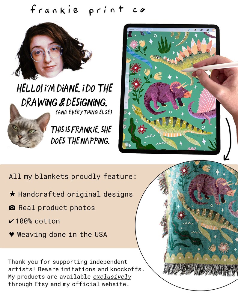 K&ouml;nnte beinhalten: Eine gr&uuml;ne gewebte Wolldecke mit einem Dinosaurier- und Blumenmuster. Die Decke besteht aus 100 % Baumwolle und ist in den USA gewebt. Der Text auf dem Bild lautet "Frankie print co" und "HELLO! I'M DIANE. I DO THE DRAWING & DESIGNING. (AND EVERYTHING ELSE) THIS IS FRANKIE, SHE DOES THE NAPPING."