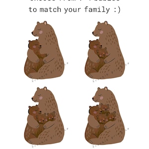 Pode incluir: Ilustra&ccedil;&atilde;o de uma ursa abra&ccedil;ando seus filhotes. A imagem apresenta um urso marrom abra&ccedil;ando filhotes de urso marrons menores. O texto acima diz "Escolha de 1 a 4 beb&ecirc;s para combinar com sua fam&iacute;lia :)". O nome do artista "frankie print co" est&aacute; na parte inferior.