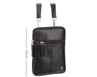 Könnte beinhalten: Schwarze Leder-Umhängetasche mit Reißverschlussfach und silbernem Logo. Die Tasche ist 18 cm hoch und 13 cm breit.