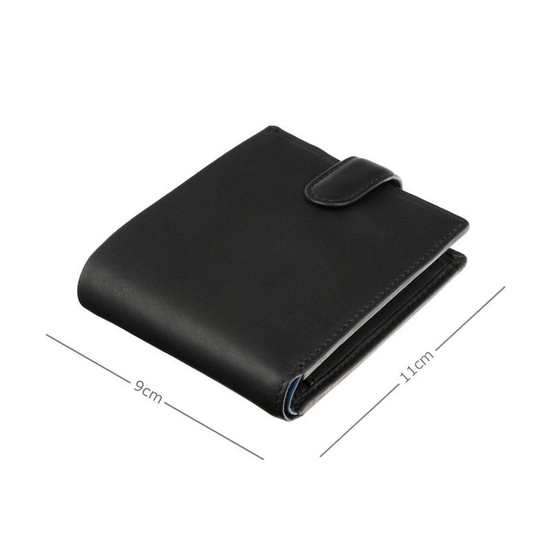 Puede incluir: Una cartera de cuero negro con una solapa plegable y un cierre de presi&oacute;n. La cartera mide 9 cm por 11 cm.