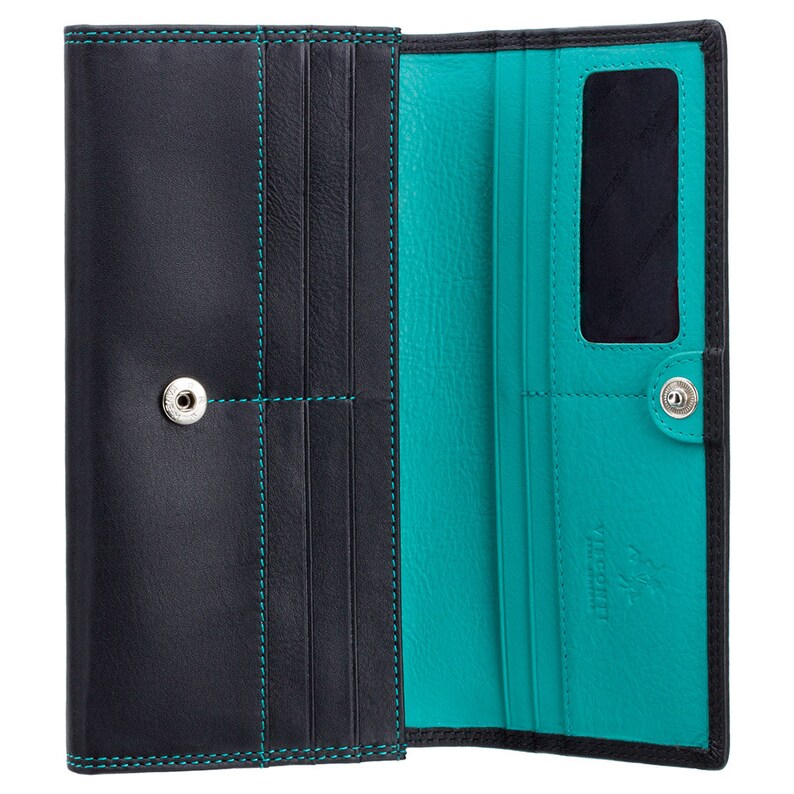 Pu&ograve; includere: Portafoglio in pelle nera con fodera turchese e chiusura a scatto. Il portafoglio ha pi&ugrave; slot per carte e un porta banconote.