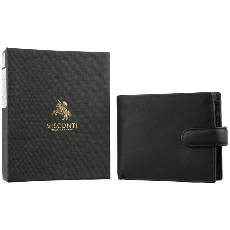 Puede incluir: Una cartera de cuero negro con cierre de solapa y el logotipo de Visconti. La cartera est&aacute; en su caja original.