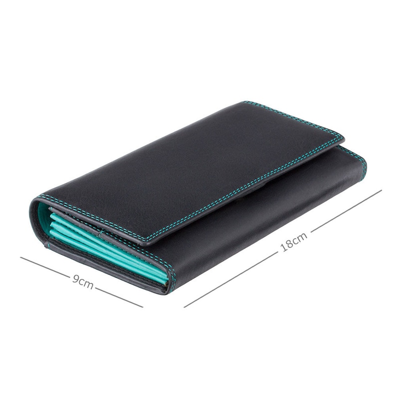 Pu&ograve; includere: Portafoglio in pelle nera con cuciture turchesi e fodera turchese. Il portafoglio misura 9 cm per 18 cm.