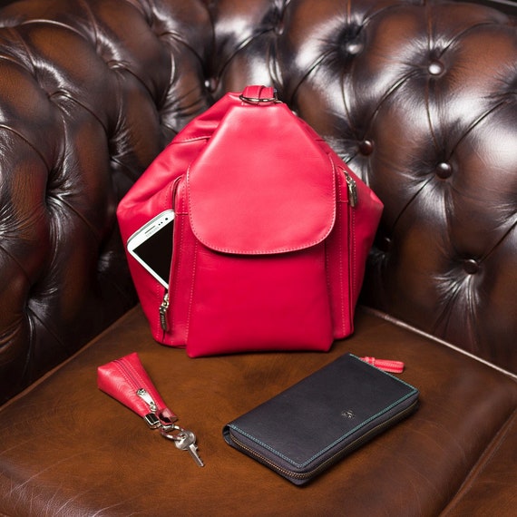 Florence, Italy Many leather purse bags colorful vibrant colors hanging on  display in shopping street market in Firenze in Tuscany Stock Photo - Alamy