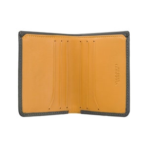 Compacte leren RFID-portemonnee voor heren – slank, rechtopstaand ontwerp met RFID-beveiliging, perfect voor pasjes en contant geld – klein grijs/mosterd