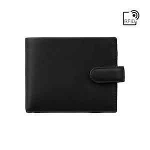 Puede incluir: Cartera de cuero negro con cierre de solapa y tecnolog&iacute;a de bloqueo RFID. La cartera tiene un borde cosido y un acabado liso.