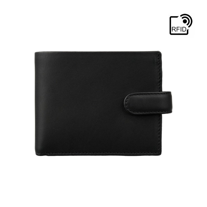 Puede incluir: Cartera de cuero negro con cierre de solapa y tecnolog&iacute;a de bloqueo RFID. La cartera tiene un borde cosido y un acabado liso.