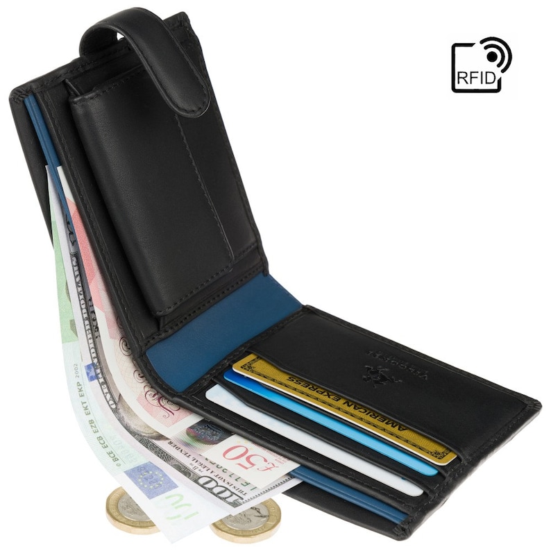 Puede incluir: Cartera de cuero negro con interior azul, abierta para revelar efectivo, tarjetas de cr&eacute;dito y monedas. La cartera tiene una solapa con cierre de correa y el texto "AMERICAN EXPRESS" es visible en una tarjeta de cr&eacute;dito. La cartera tambi&eacute;n tiene tecnolog&iacute;a de bloqueo RFID.