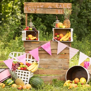 Set von 2 Outdoor-Obst-Stand mit Obst, Kisten, helle Farben und Zeichen digitale Kulisse/digitaler Hintergrund