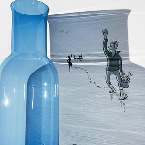 Op de afbeelding: Een hoge, lichtblauwe glazen fles met een brede basis en een smalle hals. Naast de fles staat een zwart-wit illustratie van een persoon die zwaait naar een persoon op een boot. De illustratie heeft een maritiem thema.