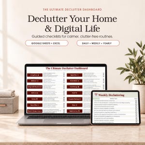 Könnte beinhalten: Ein Laptop und ein Tablet zeigen das The Ultimate Declutter Dashboard, ein digitales Organisationstool. Der Bildschirm zeigt Checklisten für Wohn- und digitale Bereiche, einschließlich Kategorien wie Wohnzimmer, Küche und digitale Dateien mit Aufgaben.