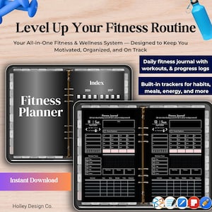 Puede incluir: Un planificador de fitness con una cubierta negra y encuadernación en espiral dorada, con el texto "Fitness Planner" e "Index". El planificador incluye páginas de diario de fitness diarias con secciones de registro de entrenamientos y progreso. La imagen también incluye el texto "Level Up Your Fitness Routine".