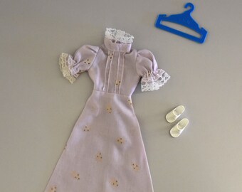 Wunderschönes Vintage-Kleid Sindy Pedigree „Styling Sindy“ + original weiße Sandalen und Garderobe / #44744 / 1981