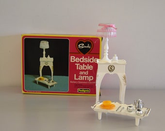 Vintage Sindy Pedigree bedside table and lamp + accessoires / # 44506 / originele doos / Scenesetters / 1975 / Compleet