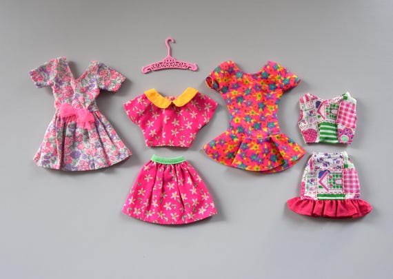 Mooi lot zomerse vintage kleding Barbie met paars label Genuine / Mix / 6 stuks + kapstokje / Jaren '90