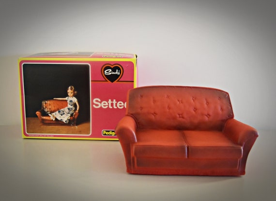 Vintage Sindy Pedigree red Settee in original box / luxury seat / #44522