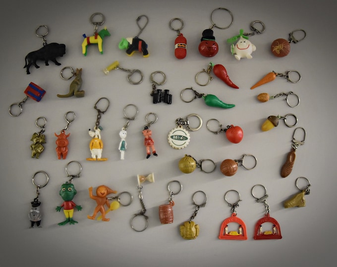 Vintage keychains / theme plastic / advertising - sports - animals - vegetables .... / 1968 / set of 35 pieces
