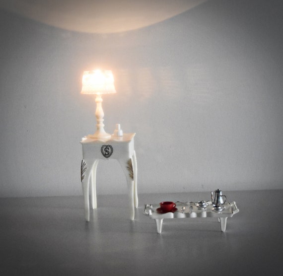 Vintage Sindy Pedigree bedside table and lamp + accessoires / # 44506 / Scenesetters / 1975