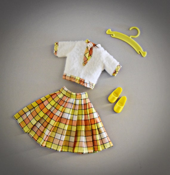 Vintage outfit Sindy Pedigree / Lovely Lively  / 1975 / # 44608  / + bijpassende gele pantoffeltjes en kapstokje