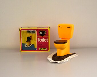 Vintage Sindy Pedigree Toilette + passende Toilettenmatte / # 44551 / Originalverpackung / Orange und brauner Kunststoff / 1976