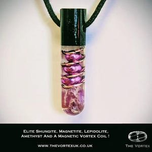 Può includere: Un ciondolo in vetro trasparente con un tappo nero, contenente sfere viola avvolte in filo d'oro. Il ciondolo è appeso a un cordoncino nero. Il testo recita: ELITE SHUNGITE, MAGNETITE, LEPIDOLITE, AMETHYST AND A MAGNETIC VORTEX COIL! WWW.THEVORTEXUK.CO.UK